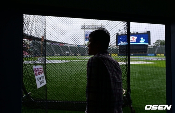 허삼영 KBO 경기감독관이 11일 잠실야구장 그라운드를 살피고 있다.