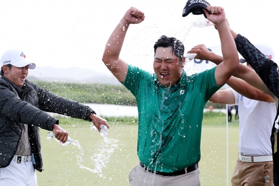 우승 축하를 받는 김찬우.  /사진=KPGA 제공