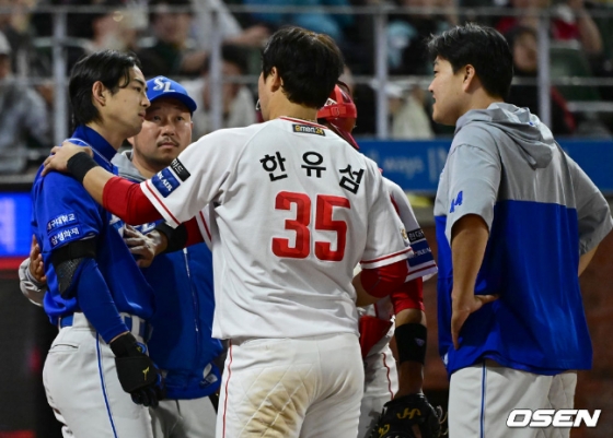 삼성 구자욱(왼쪽)을 달래고 있는 SSG 한유섬.