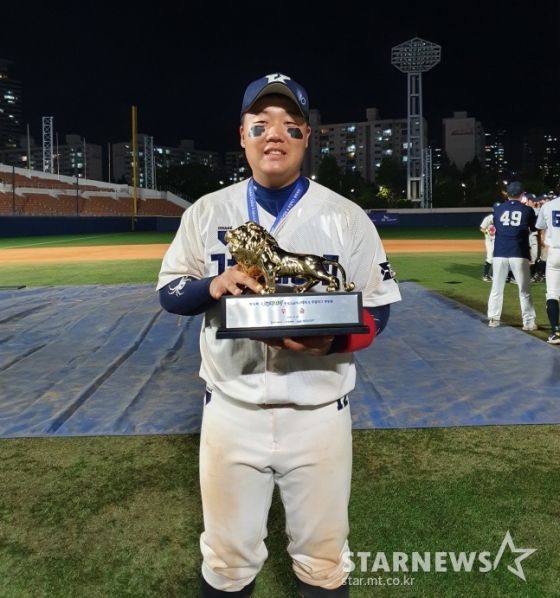 경남고 김범석이 지난달 30일 서울 목동야구장에서 열린 청담고와 황금사자기 결승전이 끝난 후 우승트로피를 듣고 미소짓고 있다./사진=김동윤 기자