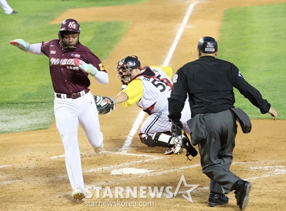 [포토] 도슨 '이영재 심판과 데칼코마니'