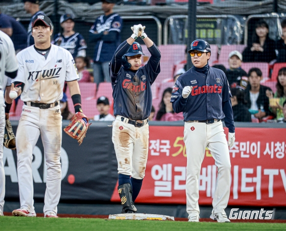 롯데 자이언츠 황성빈(가운데)의 16일 수원 KT전 활약 모습. /사진=롯데 자이언츠 제공