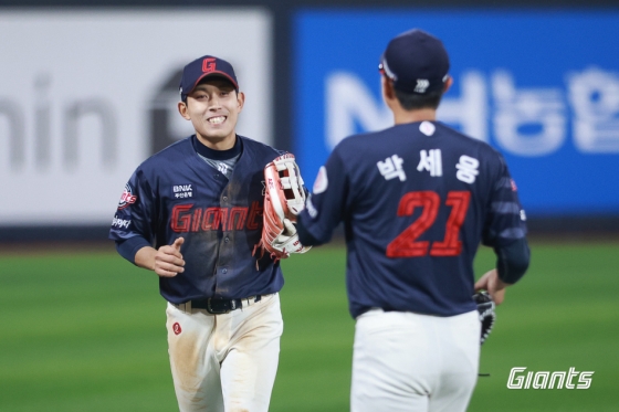 롯데 자이언츠 황성빈(왼쪽)의 16일 수원 KT전 활약 모습. /사진=롯데 자이언츠 제공