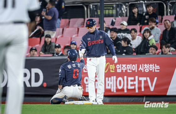 롯데 자이언츠 황성빈(왼쪽)의 16일 수원 KT전 활약 모습. /사진=롯데 자이언츠 제공