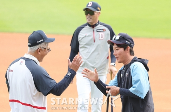 [포토] 고영민 '고토 코치 간만입니다'