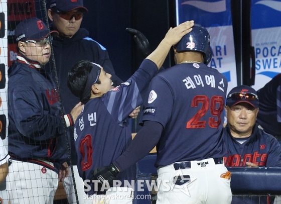 [포토] 황성빈에 분량 빼앗긴 김태형 감독