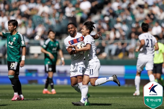 골을 넣고 기뻐하는 이승우(가운데). /사진=한국프로축구연맹 제공