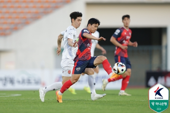 김현욱(가운데). /사진=한국프로축구연맹 제공