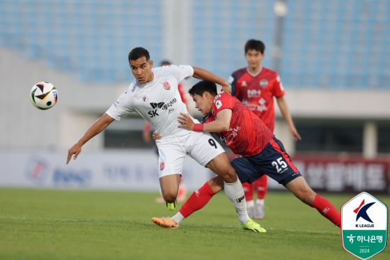 유리 조나탄(왼쪽). /사진=한국프로축구연맹 제공