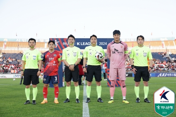 경기 전 양팀 주장과 심판진이 기념 촬영을 하고 있다. /사진=한국프로축구연맹 제공