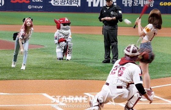 [포토] 여진 몸쪽 공에 고원 화들짝!