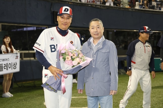 이승엽 두산 베어스 감독(왼쪽)이 18일 롯데전 승리로 감독 통산 100승을 달성하고 박정원 구단주로부터 꽃다발을 건네 받고 기념 촬영을 하고 있다. /사진=두산 베어스 제공