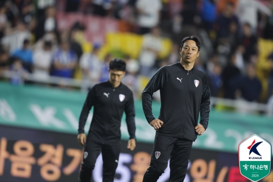 염기훈 수원 감독이 경기 패배 후 아쉬워하고 있다. /사진=한국프로축구연맹 제공