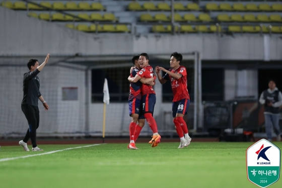 골을 넣고 기뻐하는 김태현(가운데)의 모습. /사진=한국프로축구연맹 제공