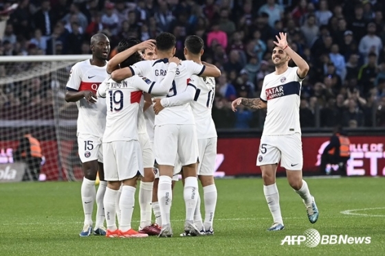 이강인의 득점 후 기뻐하는 PSG 선수들. /AFPBBNews=뉴스1