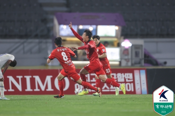 후반 막바지 결승골을 터트리고 환호하는 황기욱(가운데). /사진=한국프로축구연맹 제공