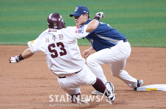 [포토] 최주환 '힘껏 몸을 날렸으나'