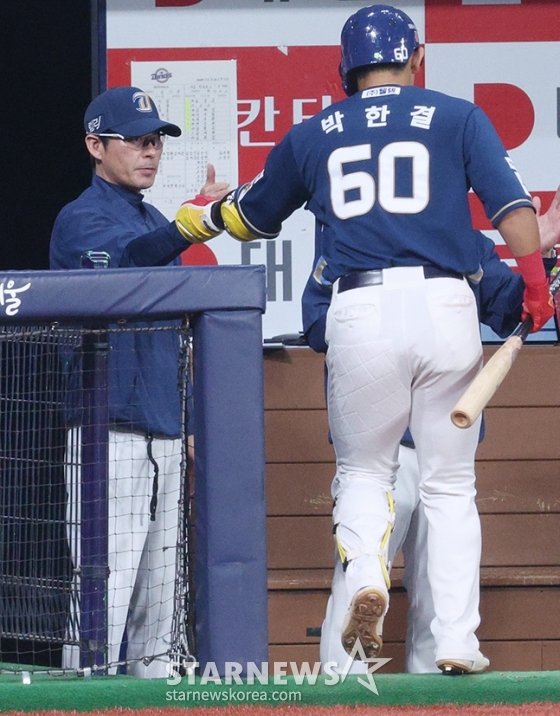 [포토] 강인권 감독 '첫 끗발이 연타석이라...'