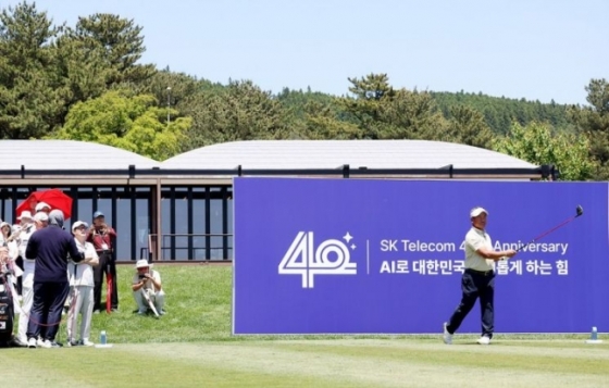 'SK텔레콤 채리티 오픈'에 참가한 최경주(오른쪽) 선수가 티샷을 날리고 있다