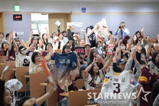 숙명여대 학생들이 24일 서울 청파동에 위치한 숙명여대 진리관에서 열린 '2024 히어로즈 여대특강'에서 열띤 호응을 하고 있다. /사진=김동윤 기자