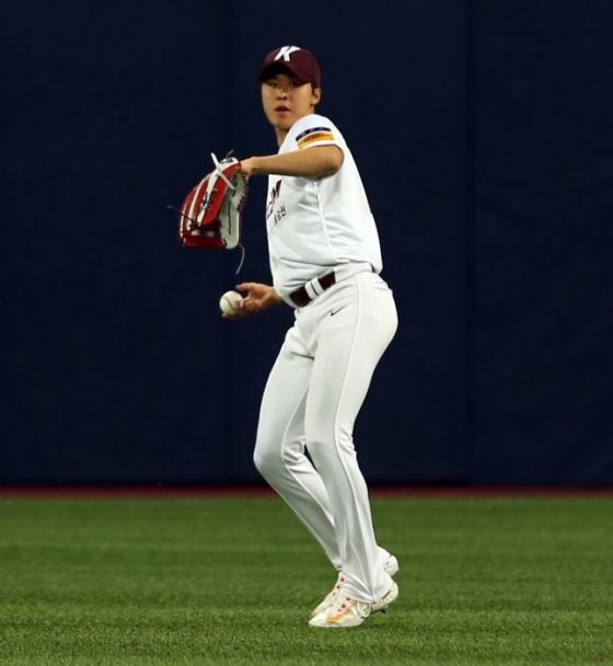 2023년 KBO 리그 시범경기에서 장재영이 외야 수비를 소화하고 있다.  /사진=키움 히어로즈 제공