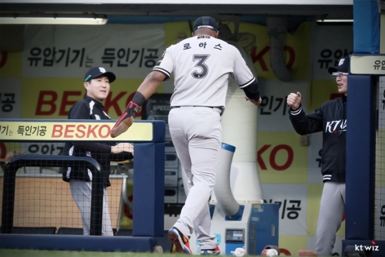 이강철 감독(오른쪽)과 로하스가 하이파이브를 하고 있다. /사진=KT 위즈 제공