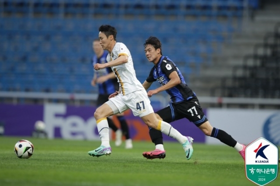 광주FC 김한길(왼쪽)이 공격을 시도하고 있다. /사진=한국프로축구연맹 제공