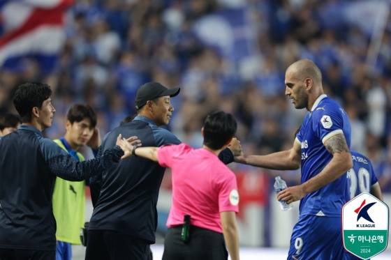 염기훈(왼쪽) 감독이 선제골 넣은 뮬리치(오른쪽)의 손을 잡고 있다. /사진=한국프로축구연맹 제공