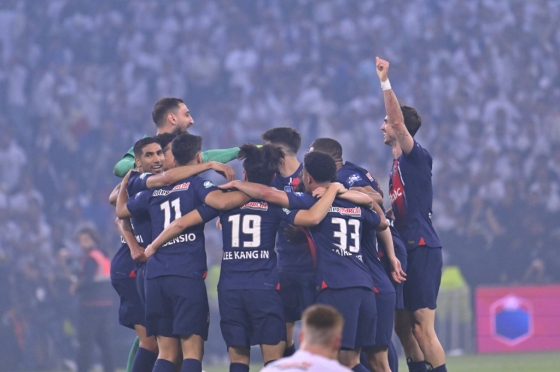 종료 휘슬이 울리자 기뻐하는 PSG 선수들. /사진=PSG 공식 SNS