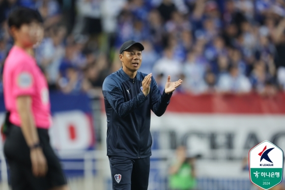 선수들을 독려하는 염기훈 감독. /사진=한국프로축구연맹