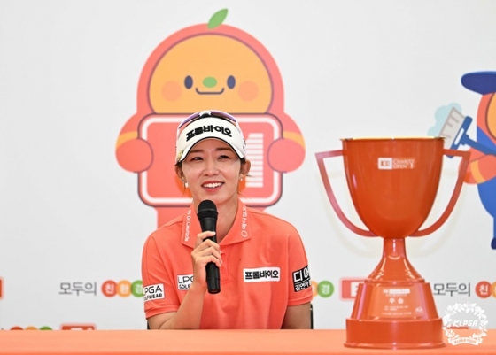 배소현이 26일 2024 KLPGA 투어 제12회 E1 채리티 오픈에서 우승을 차지한 뒤 기자회견에서 소감을 밝히고 있다. /사진=KLPGT 제공