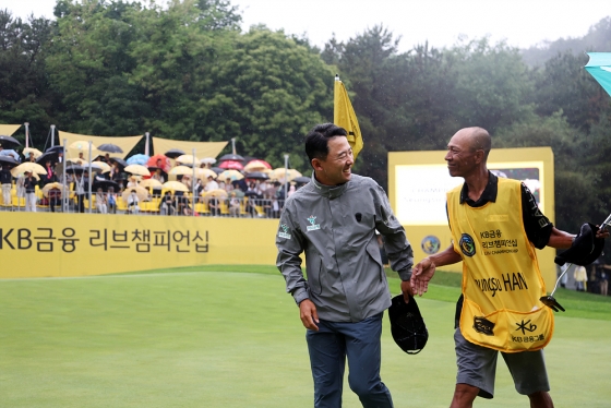 한승수(왼쪽)가 우승을 확정지은 뒤 캐디와 웃으며 이야기를 나누고 있다. /사진=KPGA 제공