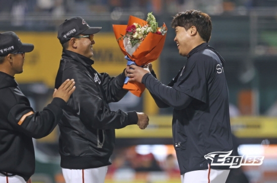 최원호 감독(가운데)이 류현진의 KBO리그 100승을 축하하고 있다. 왼쪽은 정경배 수석 코치. /사진=한화 이글스 제공