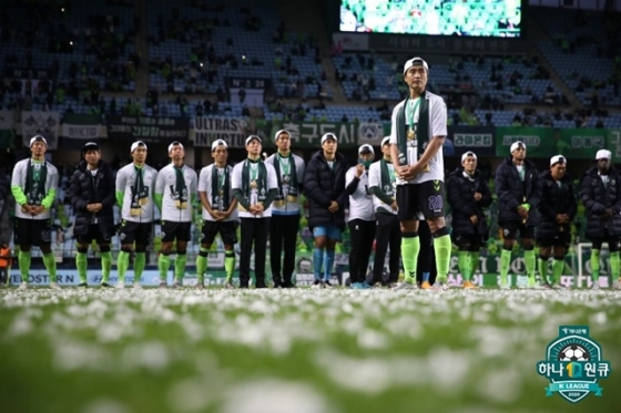 전북현대 시절 이동국(오른쪽). /사진=한국프로축구연맹 제공