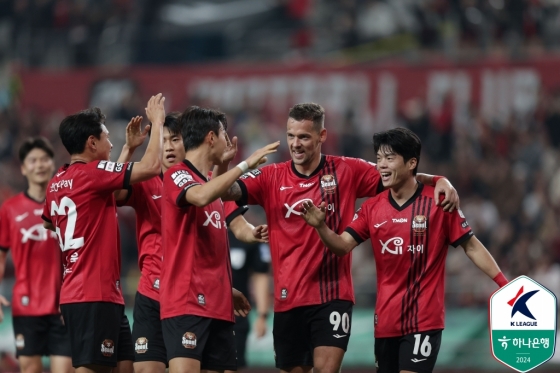 최준(가장 오른쪽)과 FC서울 선수들. /사진=한국프로축구연맹 제공