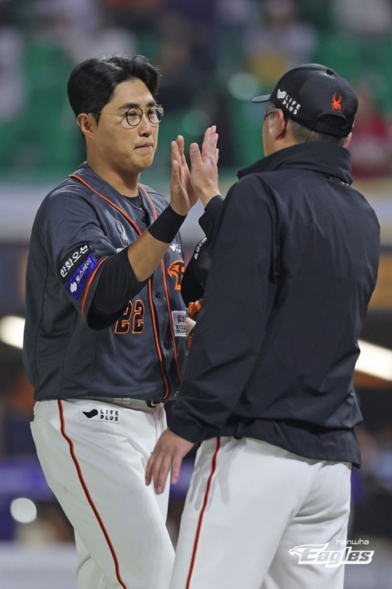 채은성(왼쪽)과 최원호 전 한화 이글스 감독. /사진=한화 이글스 제공