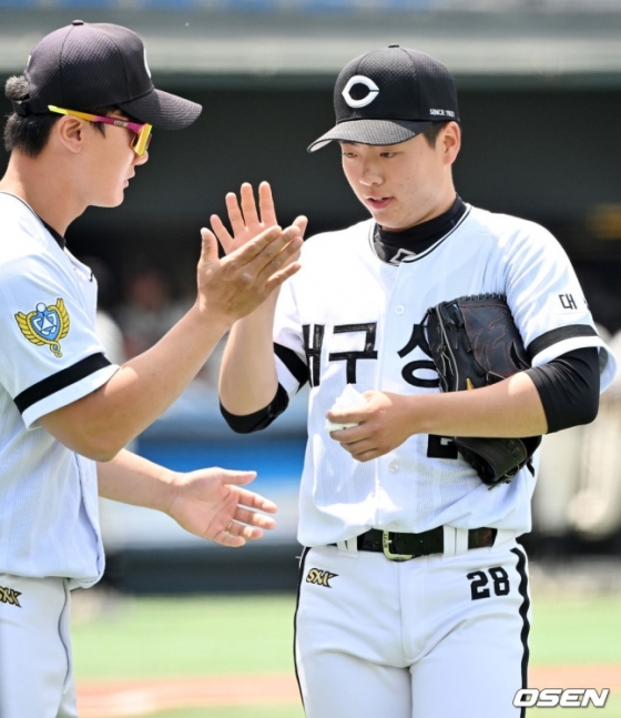 대구상원고 김세은(오른쪽)이 29일 서울 목동야구장에서 열린 덕수고와 제78회 황금사자기 전국고교야구대회 겸 주말리그 왕중왕전 결승에서 역투 후 내려왔다. 