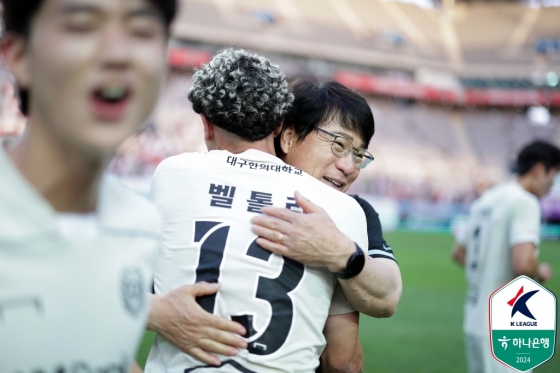 벨톨라를 안아주는 박창현 감독. /사진=한국프로축구연맹 제공