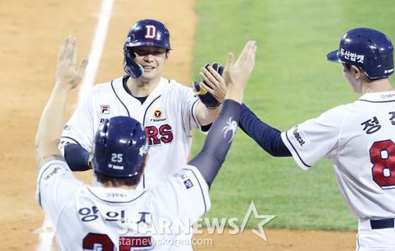 [포토] 김재환 '빚은 톡톡히 갚아야'