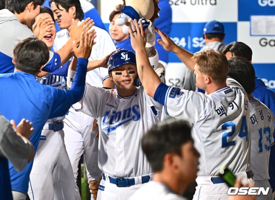  삼성 라이온즈 박병호(가운데)가 29일 대구 삼성라이온즈파크에서 열리는 키움 히어로즈와 2024 신한 SOL뱅크 KBO리그 홈경기에 6번 지명타자로 선발 출전해 4회말 홈런을 터뜨린 뒤 동료들의 축하를 받고 있다.