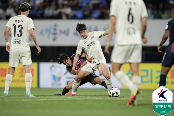 이승우(가운데). /사진=한국프로축구연맹 제공