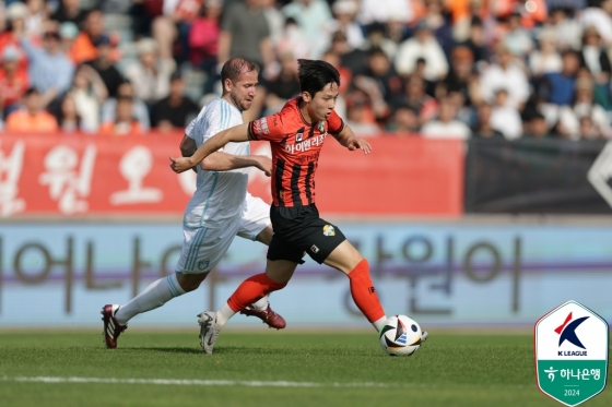 드리블 돌파하는 양민혁(가운데). /사진=한국프로축구연맹 제공