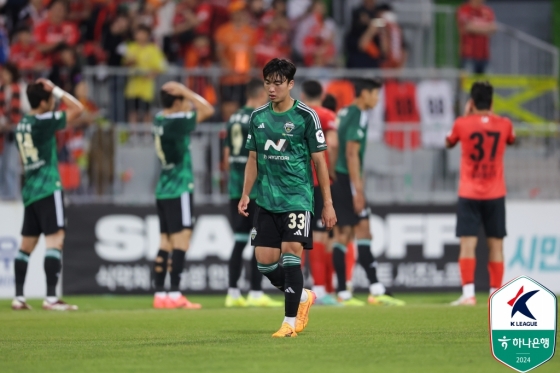 강원전 경고누적으로 퇴장당한 뒤 고개를 숙인 전병관. /사진=한국프로축구연맹 제공