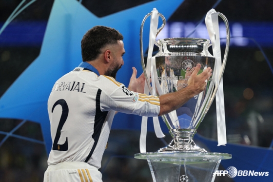UCL 우승 트로피를 만져보는 다니 카르바할. /AFPBBNews=뉴스1