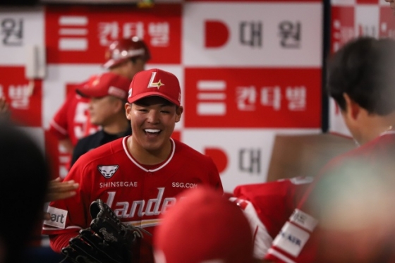 SSG 시라카와 케이쇼가 1일 서울 고척스카이돔에서 펼쳐진 키움과 2024 신한 SOL Bank KBO 리그 정규시즌 방문 경기에서 더그아웃에 들어와 미소 짓고 있다. /사진=SSG 랜더스 제공