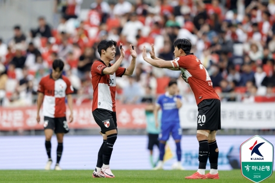 선제골 후 기뻐하는 성호영(왼쪽)과 이한도. /사진=한국프로축구연맹 제공