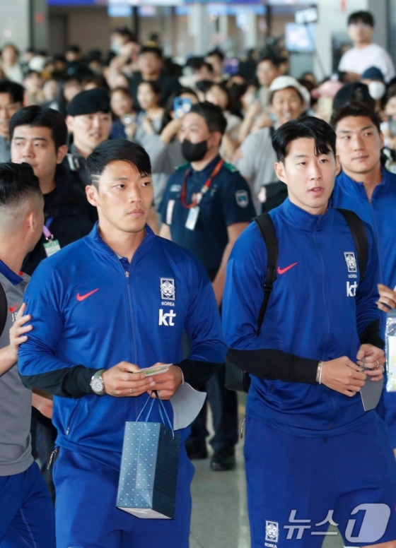 황희찬(왼쪽)과 손흥민이 2일 인천국제공항을 통해 싱가포르로 출국하고 있다. /사진=뉴스1