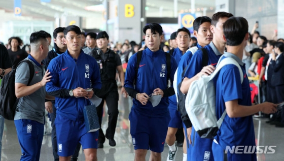 한국 축구대표팀 선수들이 2일 인천국제공항을 통해 싱가포르로 출국하고 있다. /사진=뉴시스
