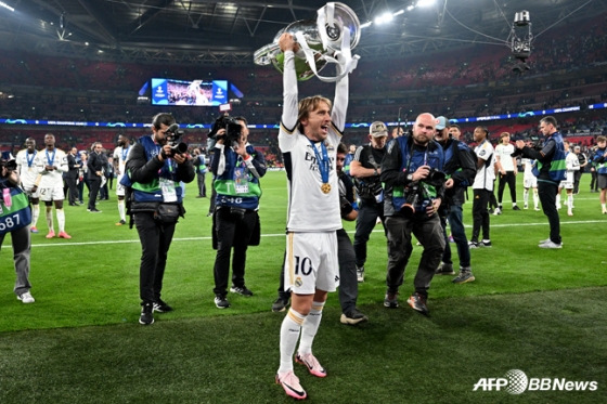 UCL 우승 트로피를 들어보이는 루카 모드리치(가운데). /AFPBBNews=뉴스1