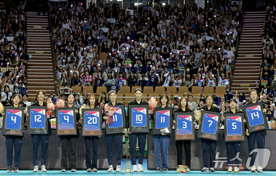  8일 오후 서울 송파구 잠실실내체육관에서 열린 KYK INVITATIONAL 2024에서 김연경 등 국가대표를 은퇴한 선수들이 등번호가 적힌 액자를 들어보이고 있다. 2012 런던 올림픽과 2020 도쿄 올림픽 준결승 진출을 이끈 김연경은 이날 경기를 끝으로 국가대표를 은퇴하고 오는 9일 세계 여자배구 올스타전 이벤트 경기를 갖는다./사진=뉴스1 제공